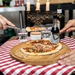 Boska Pizzaplank Friends L - BBQ Accessoires - Eikenhout - Handige Opvanggeul - Ø 34 Cm 22 Boska Pizzaplank Friends L - BBQ Accessoires - Eikenhout - Handige Opvanggeul - Ø 34 Cm -Keukengrill Winkel 1200x1200 301