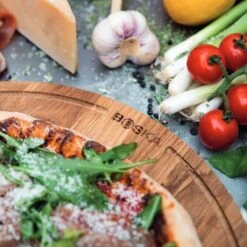 Boska Pizzaplank Friends L - BBQ Accessoires - Eikenhout - Handige Opvanggeul - Ø 34 Cm 23 Boska Pizzaplank Friends L - BBQ Accessoires - Eikenhout - Handige Opvanggeul - Ø 34 Cm -Keukengrill Winkel 1200x1200 302