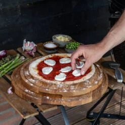 Boska Pizzaplank Friends L - BBQ Accessoires - Eikenhout - Handige Opvanggeul - Ø 34 Cm 32 Boska Pizzaplank Friends L - BBQ Accessoires - Eikenhout - Handige Opvanggeul - Ø 34 Cm -Keukengrill Winkel 1200x1200 310