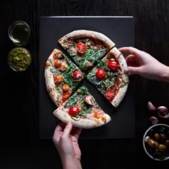 Navaris Pizzasteen XL Voor Oven En Barbecue - Rechthoekige Pizzaplaat 38 X 30 Cm - Inclusief Receptenboek - Keramisch Geglazuurd - Zwart -Keukengrill Winkel 1200x1200 324