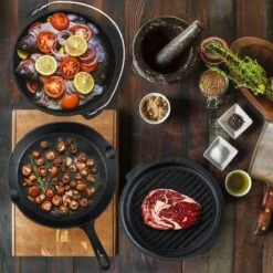 Dutch Mountains Gietijzeren Pannenset 7-delig - Dutch Oven – Braadpan - Grillpan - Hapjespan - Kookset In Houten Transportkist - Deksellifter - Brander -Keukengrill Winkel 1200x1200 377