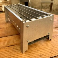 Spiedini Saté-bbq Bali 40 Mini - Kleine, Smalle Houtskoolbarbecue Met Horizontaal Rooster Voor Sate Of Andere Spiesjes - 40 Cm Lang, 11 Cm Breed, 14 Cm Hoog - Ideaal Voor Tuin- Of Open Haard, Of Balkon - Materiaal: Gealuminiseerd Ijzer -Keukengrill Winkel 1200x1200 457