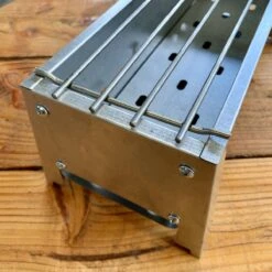 Spiedini Saté-bbq Bali 40 Mini - Kleine, Smalle Houtskoolbarbecue Met Horizontaal Rooster Voor Sate Of Andere Spiesjes - 40 Cm Lang, 11 Cm Breed, 14 Cm Hoog - Ideaal Voor Tuin- Of Open Haard, Of Balkon - Materiaal: Gealuminiseerd Ijzer -Keukengrill Winkel 1200x1200 458