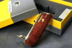 Cohiba® Sigarenaansteker - Sigarenboor - Sigaren - Sigaar - Cohiba Aansteker - Sigarenboor - Sigaren Accessoires - Sigarenknipper - Sigaar Aansteker - Cohiba - Incl. Luxe Geschenkdoos - Rood -Keukengrill Winkel 1200x800 2