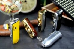 Cohiba® Sigarenaansteker - Sigarenboor - Sigaren - Sigaar - Cohiba Aansteker - Sigarenboor - Sigaren Accessoires - Sigarenknipper - Sigaar Aansteker - Cohiba - Incl. Luxe Geschenkdoos - Rood -Keukengrill Winkel 1200x800 5