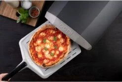 Ooni Pizzaschep Aluminium - Perforated Pizza Peel 12 Inch -Keukengrill Winkel 1200x806 1