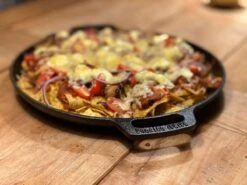 Valhal Outdoor Skillet / Plancha / Koekenpan - Gietijzer - Diameter 35cm, Twee Handvatten, VH35F 32 Valhal Outdoor Skillet / Plancha / Koekenpan - Gietijzer - Diameter 35cm, Twee Handvatten, VH35F -Keukengrill Winkel 1200x900 4