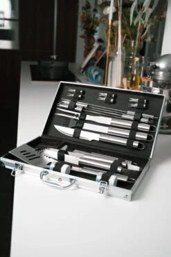 Sens Design BBQ Accesoires - 18 Delig - BBQ Gereedschapset Koffer -Keukengrill Winkel 800x1200 1