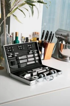 Sens Design BBQ Accesoires - 18 Delig - BBQ Gereedschapset Koffer -Keukengrill Winkel 800x1200 2