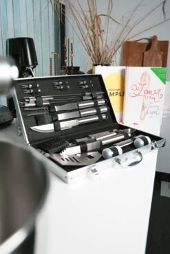 Sens Design BBQ Accesoires - 18 Delig - BBQ Gereedschapset Koffer -Keukengrill Winkel 801x1200